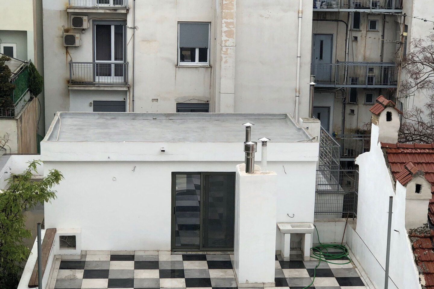 Ακάλυπτος πολυκατοικίας στην οδό Ζαΐμη