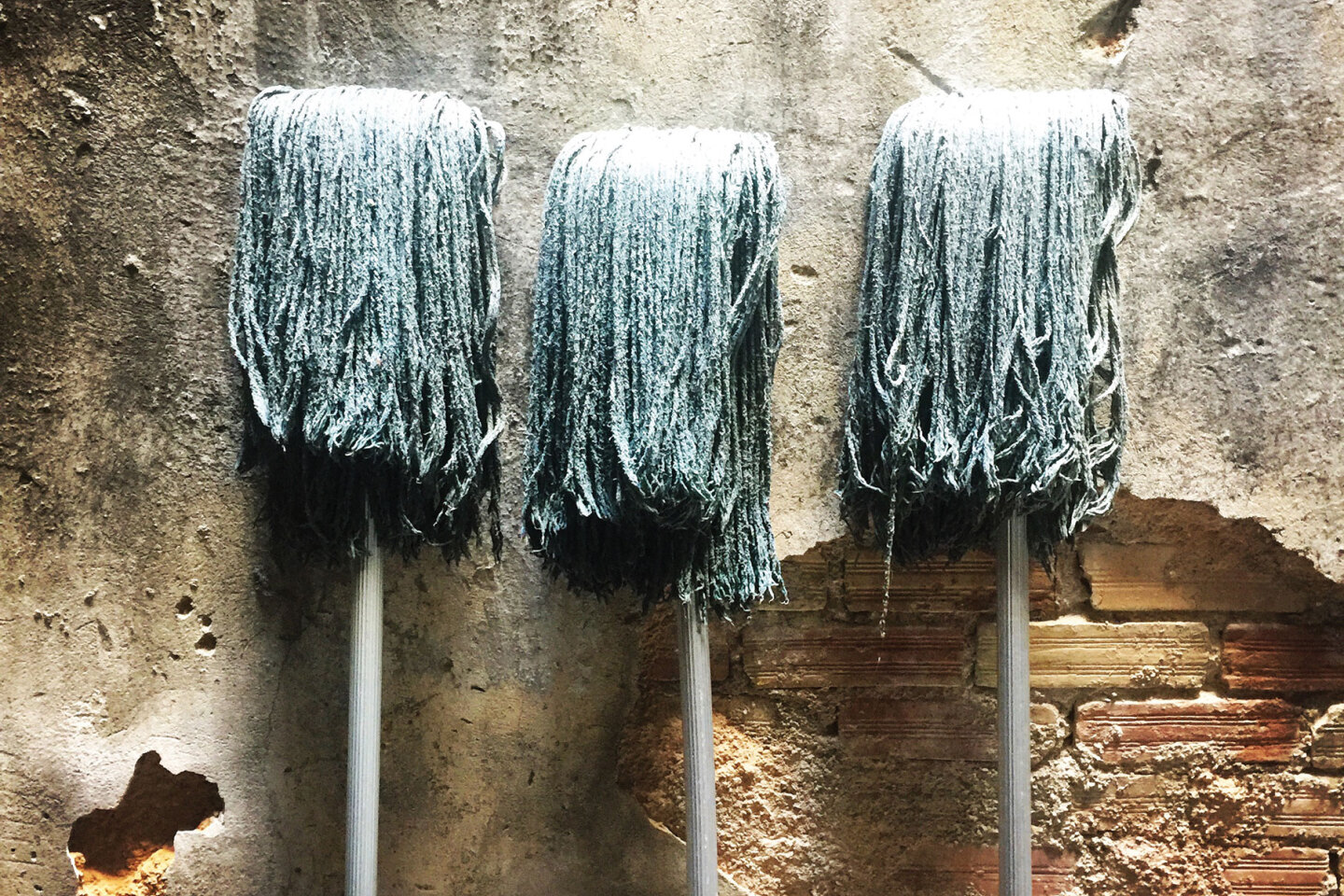 Ακάλυπτος πολυκατοικίας στην Ομόνοια