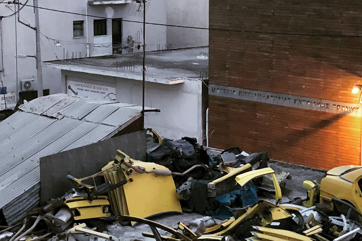 Ακάλυπτος πολυκατοικίας στο Θέατρο Vault