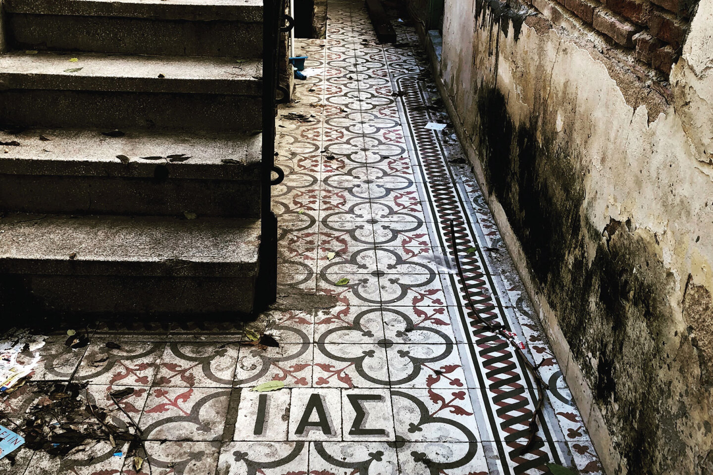 Ακάλυπτος πολυκατοικίας στα Εξάρχεια