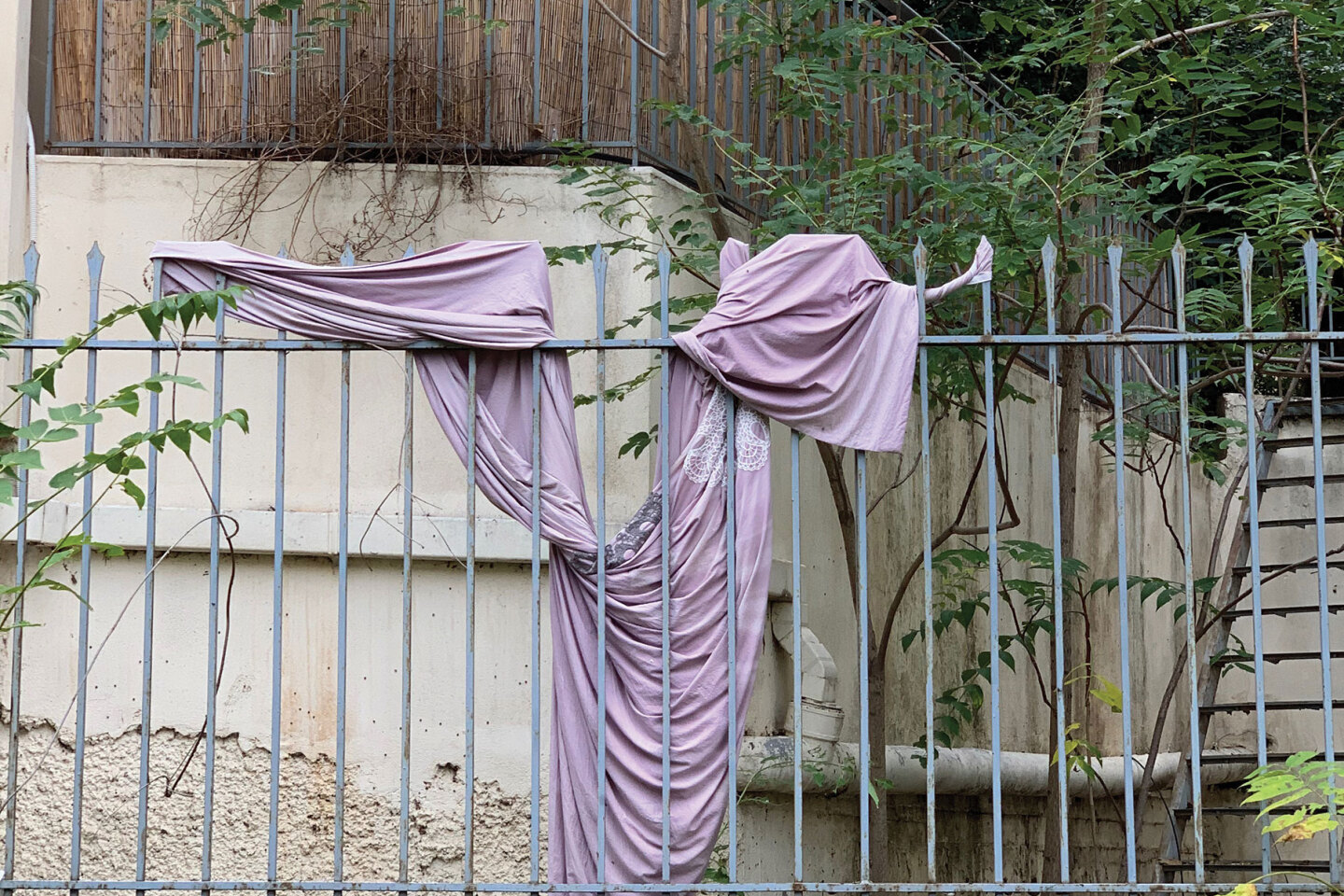 Ακάλυπτος πολυκατοικίας στο Μετς