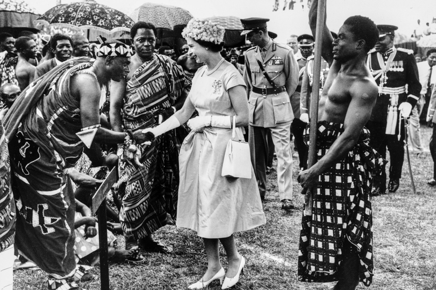 Η βασίλισσα Ελισάβετ και ο πρίγκιπας Φίλιππος χαιρετούν μέλη των Ashanti κατά την επίσκεψή τους στην Άκρα της Γκάνα το 1961