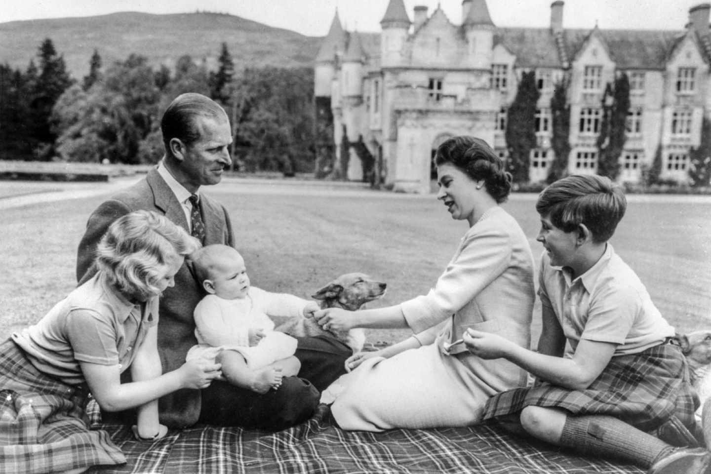 Η βασίλισσα Ελισάβετ και ο πρίγκιπας Φίλιππος με τα τρία μικρότερα παιδιά τους το 1970