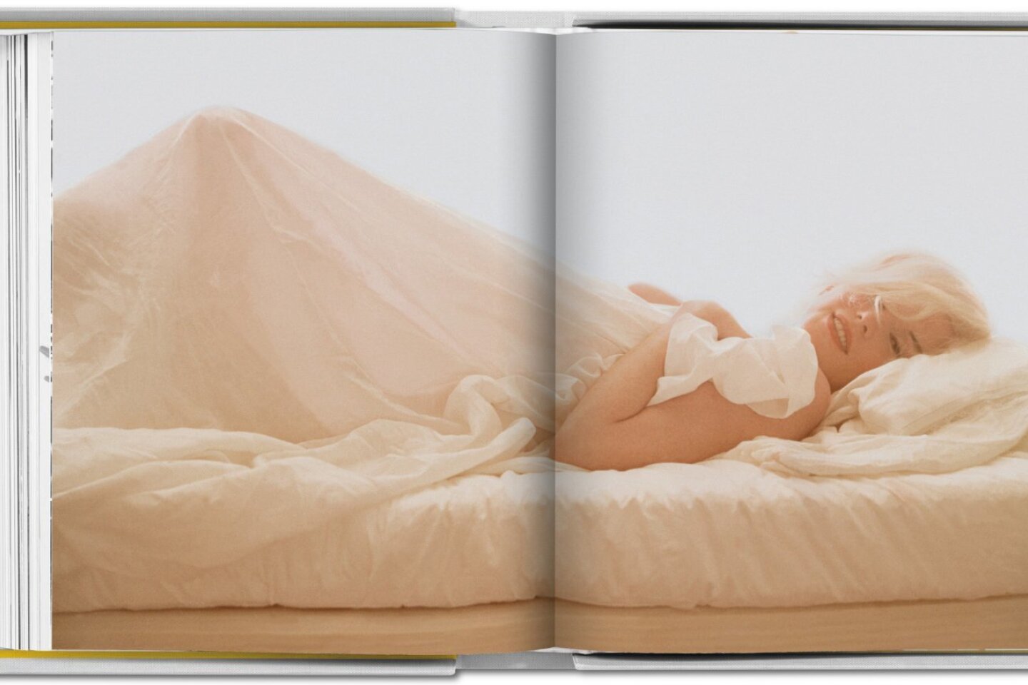 Το συλλεκτικό λεύκωμα της TASCHEN για τη Marilyn Monroe με τις σπάνιες φωτογραφίες του Bern Stern και τα κείμενα του βραβευμένου συγγραφέα και δημοσιογράφου Norman Mailer.