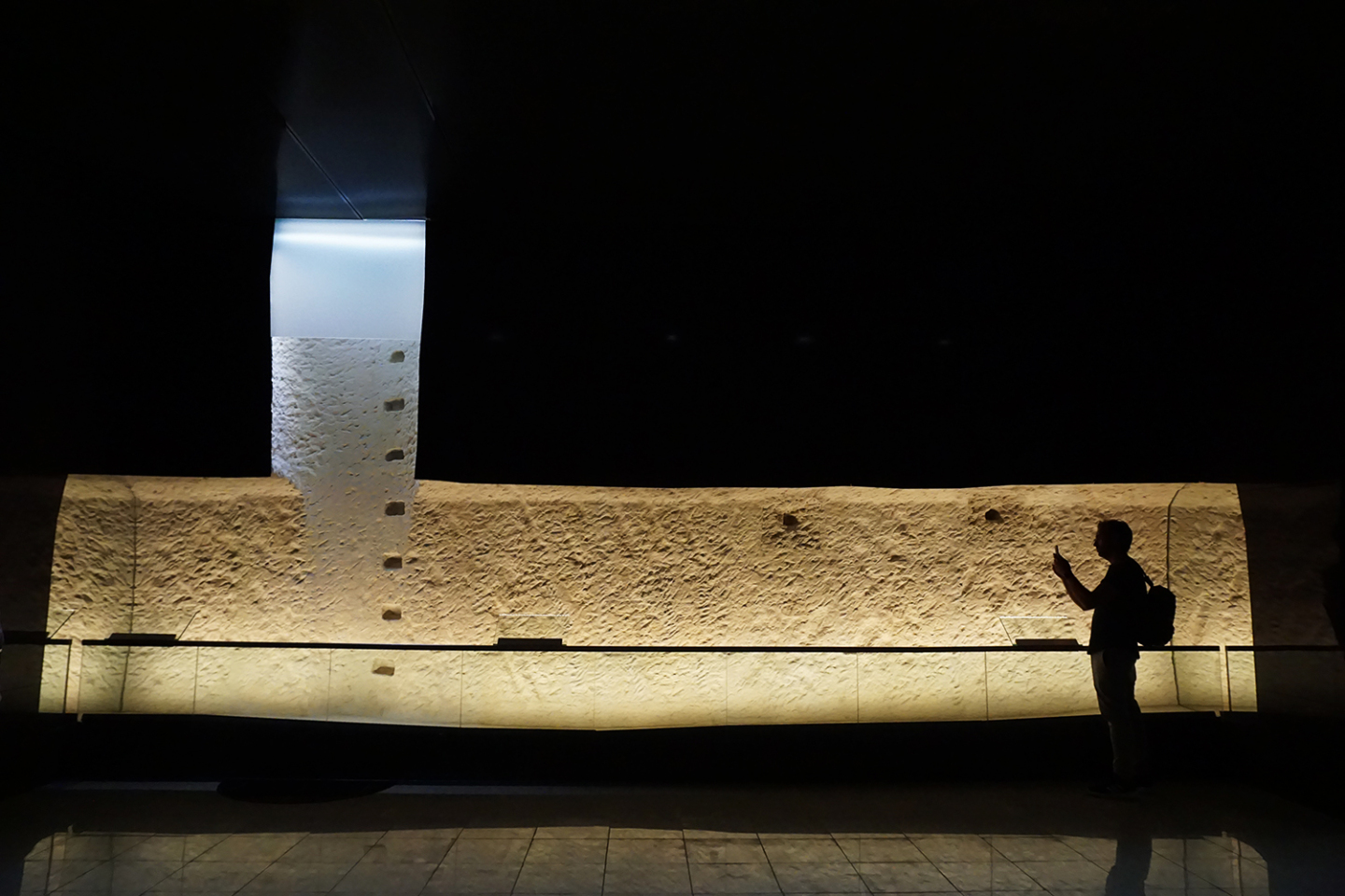 Το υδραγωγείο, που βρέθηκε σε βάθος περίπου 7,5 μέτρων από τη σημερινή επιφάνεια του δρόμου. 