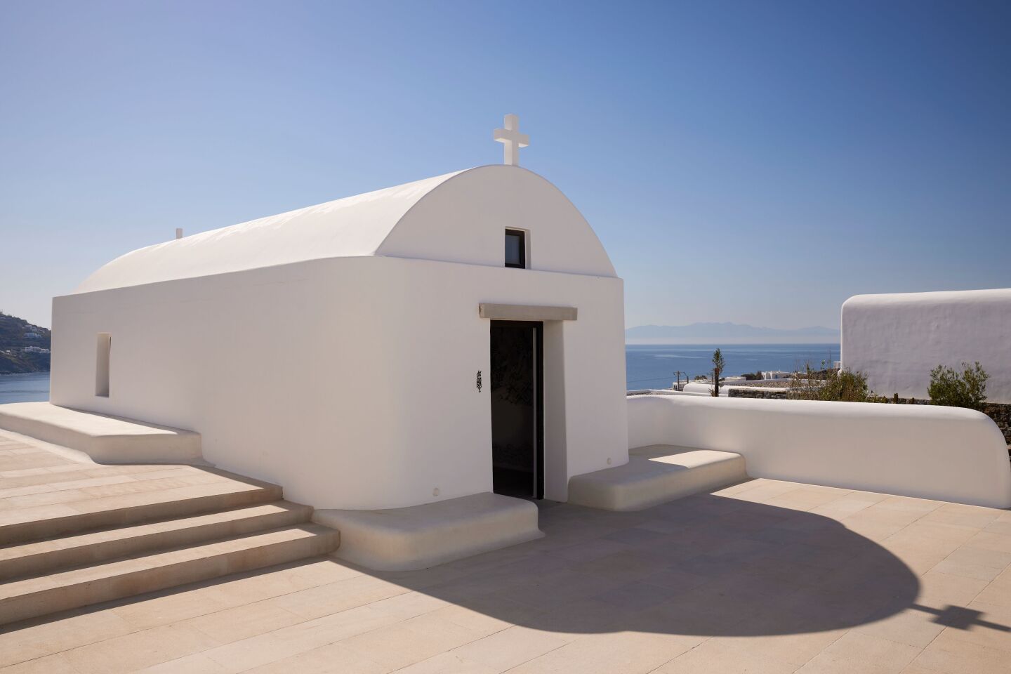 Kalesma Mykonos: Εικονογράφηση ορθόδοξου ελληνικού ναού με γραμμική γραφή - Στη δημοσιότητα εικόνες από το σπουδαίο έργο στο εκκλησάκι του Αγίου Δημητρίου.