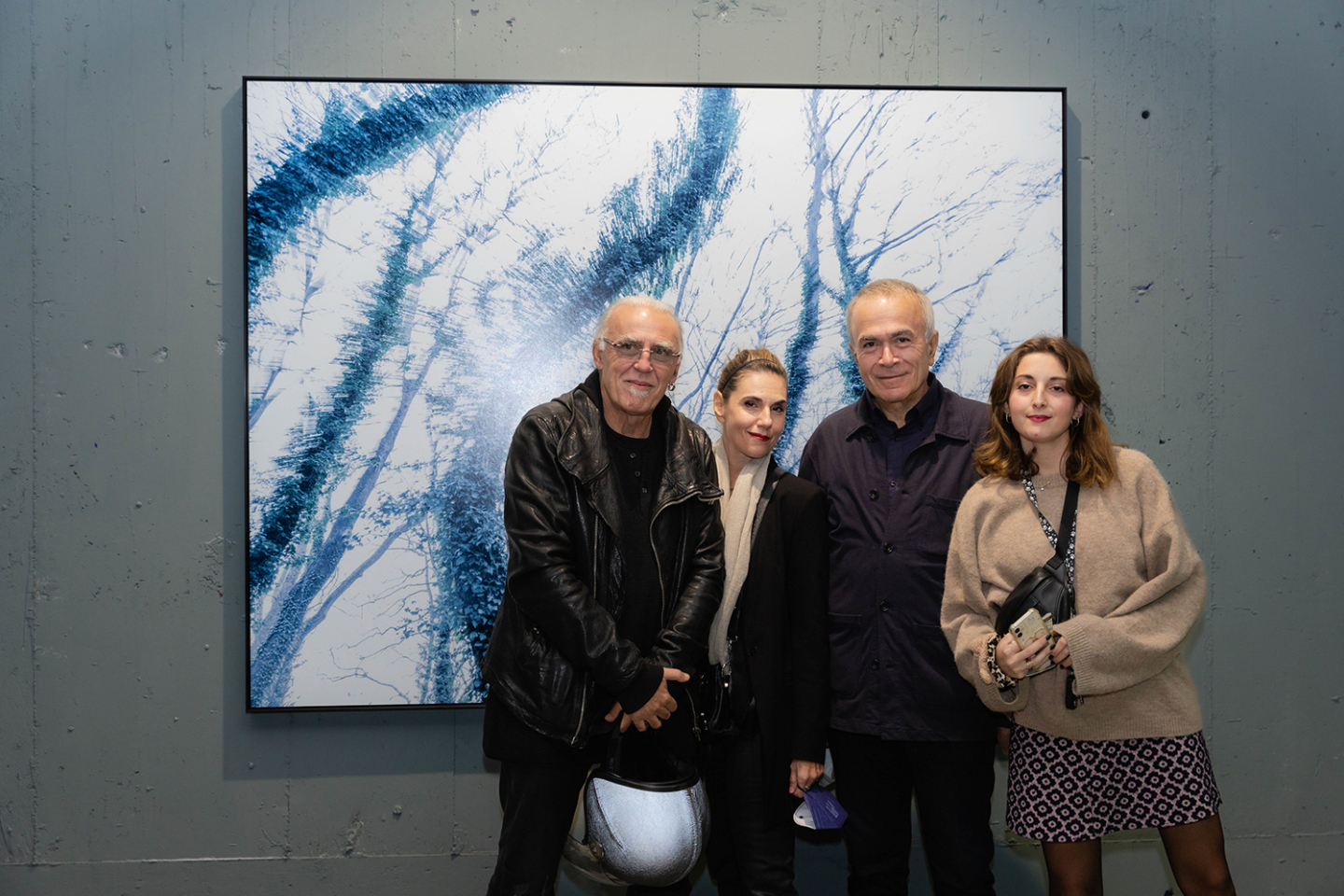 Από αριστερά: Ο οδοντίατρος Δημήτρης Χαλαωνίτης με την δημοσιογράφο Έφη Φαλίδα και τον σύζυγό της και επιμελητή της έκθεσης αρχιτέκτονα Γιώργος Τζιρτζιλάκης