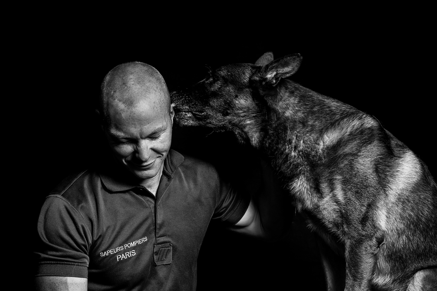 Ο Νίκος Αλιάγας φωτογραφίζει τους Γάλλους πυροσβέστες στο κέντρο διάσωσης Rousseau για το ημερολόγιο του 2023.