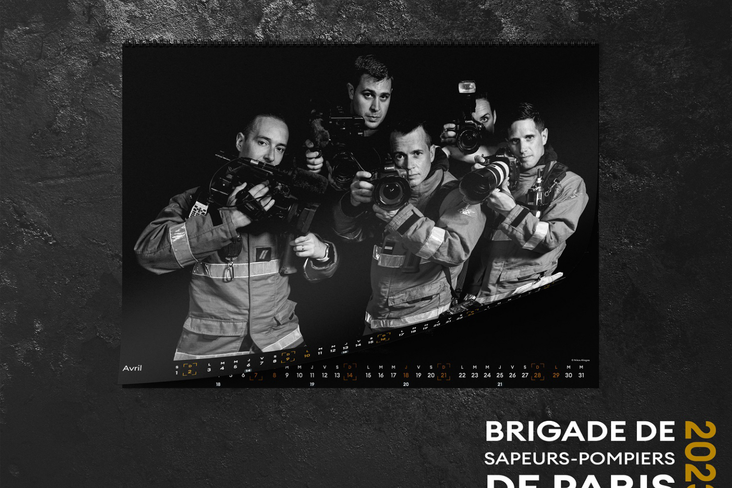 Ο Νίκος Αλιάγας φωτογραφίζει τους Γάλλους πυροσβέστες στο κέντρο διάσωσης Rousseau για το ημερολόγιο του 2023.