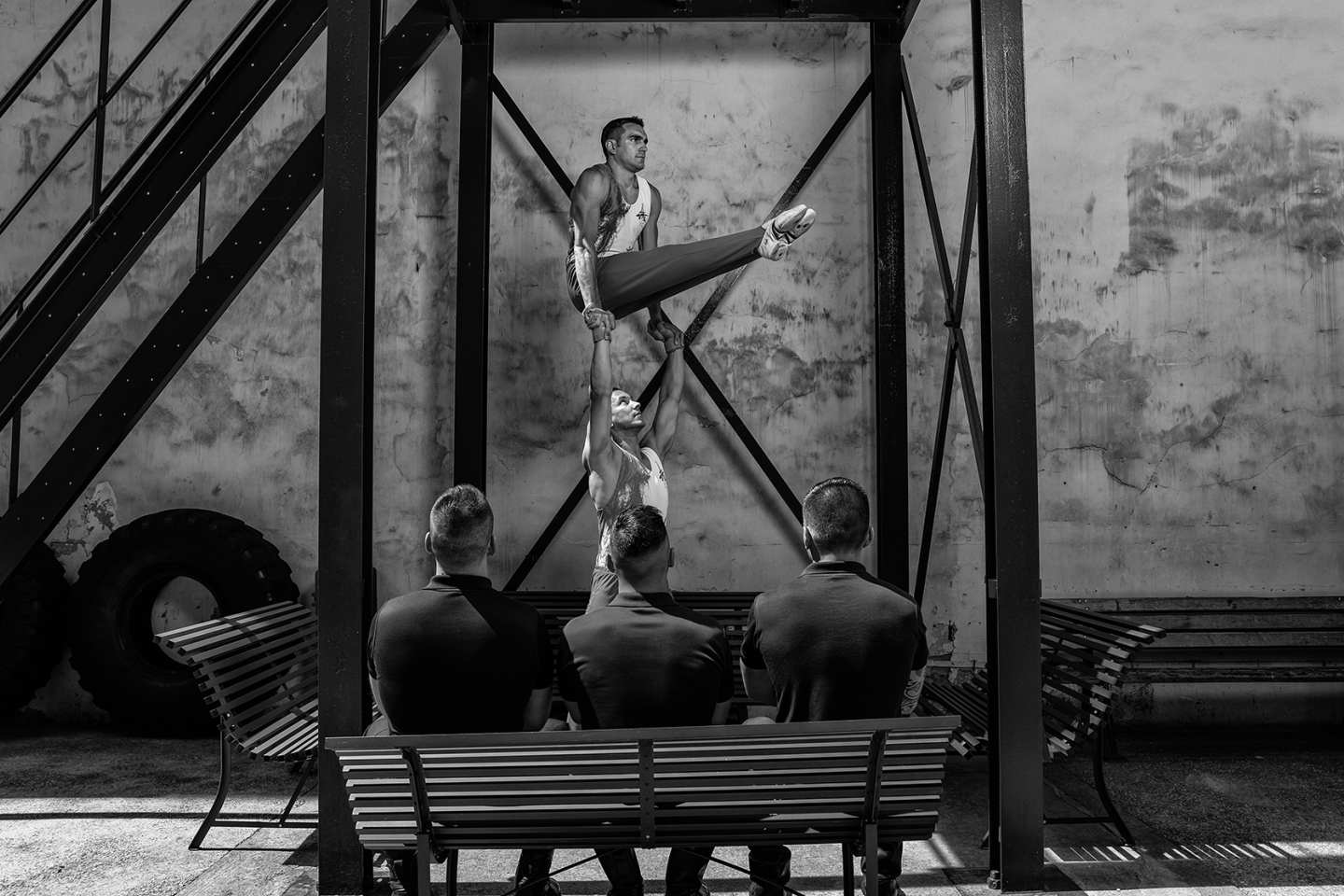 Ο Νίκος Αλιάγας φωτογραφίζει τους Γάλλους πυροσβέστες στο κέντρο διάσωσης Rousseau για το ημερολόγιο του 2023.