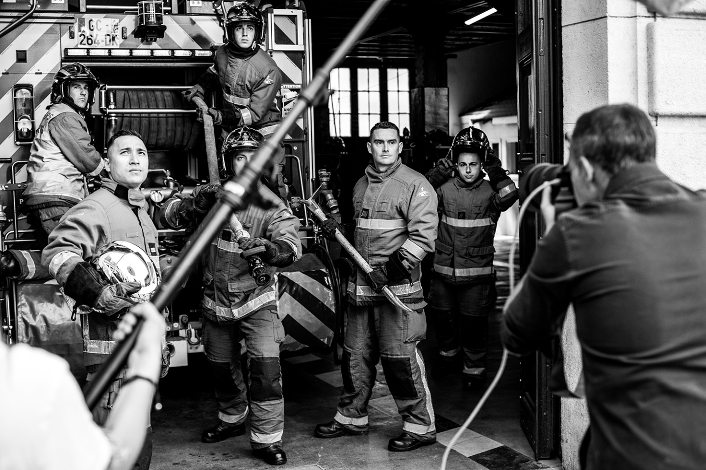 Ο Νίκος Αλιάγας φωτογραφίζει τους Γάλλους πυροσβέστες στο κέντρο διάσωσης Rousseau για το ημερολόγιο του 2023.