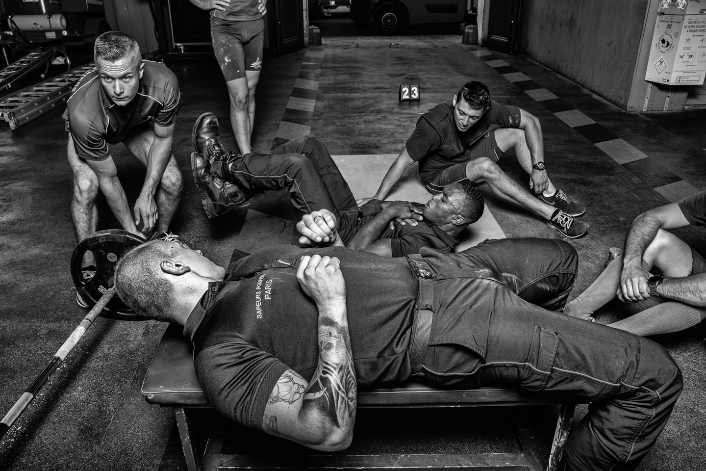 Ο Νίκος Αλιάγας φωτογραφίζει τους Γάλλους πυροσβέστες στο κέντρο διάσωσης Rousseau για το ημερολόγιο του 2023.