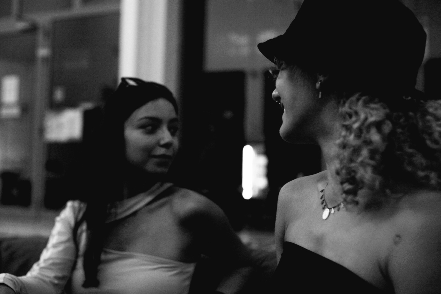 Συνέντευξη: Η φωτογράφος Σίλβια Τσομπανάκη μιλάει για τις εικόνες της έκθεσης «Ραπ Ντίβες» στην Εφημερίδα ATH