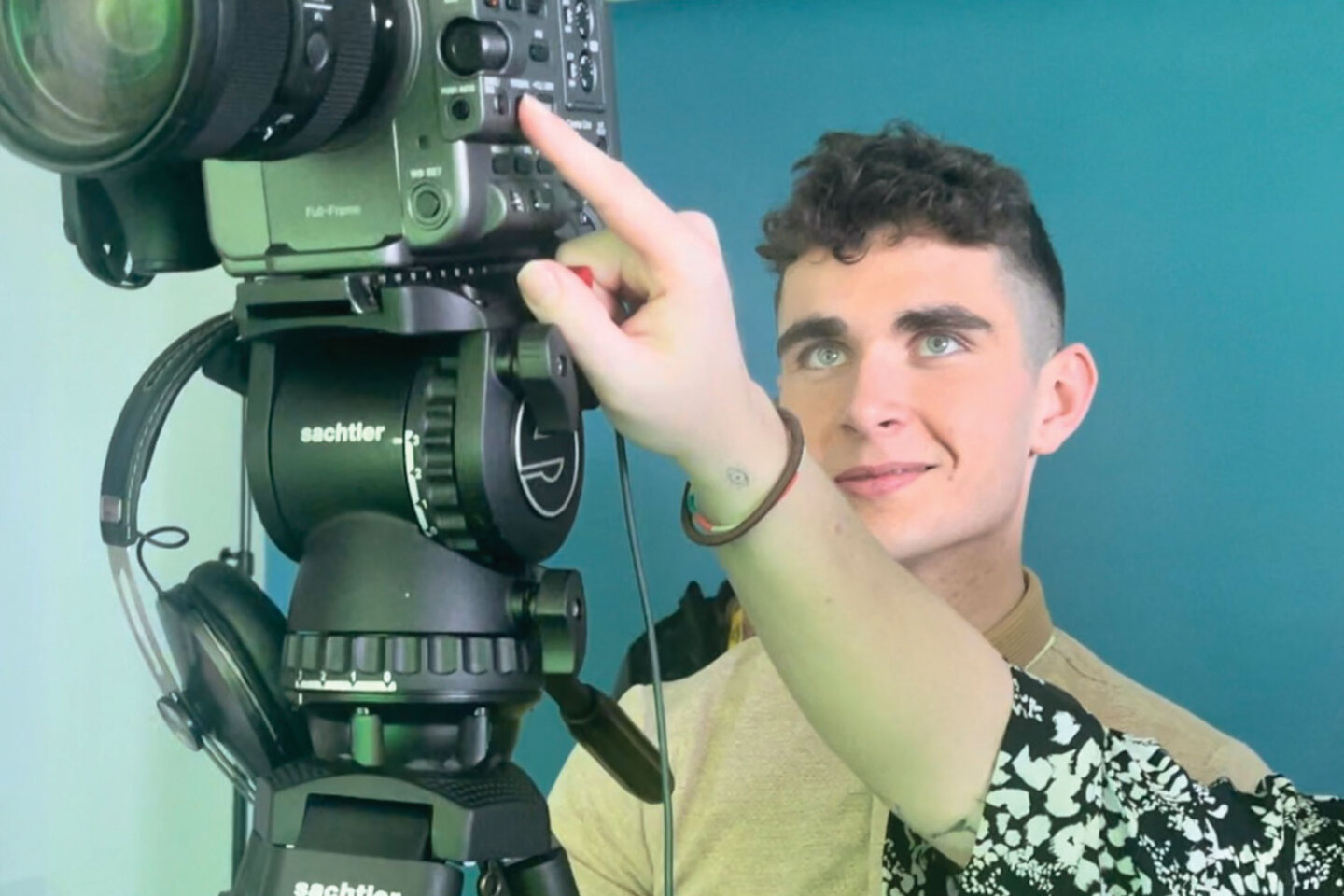 Eurovision 2023: Ο Κωνσταντίνος Ρήγος φωτογραφίζει backstage τον Βίκτωρα Βερνίκο