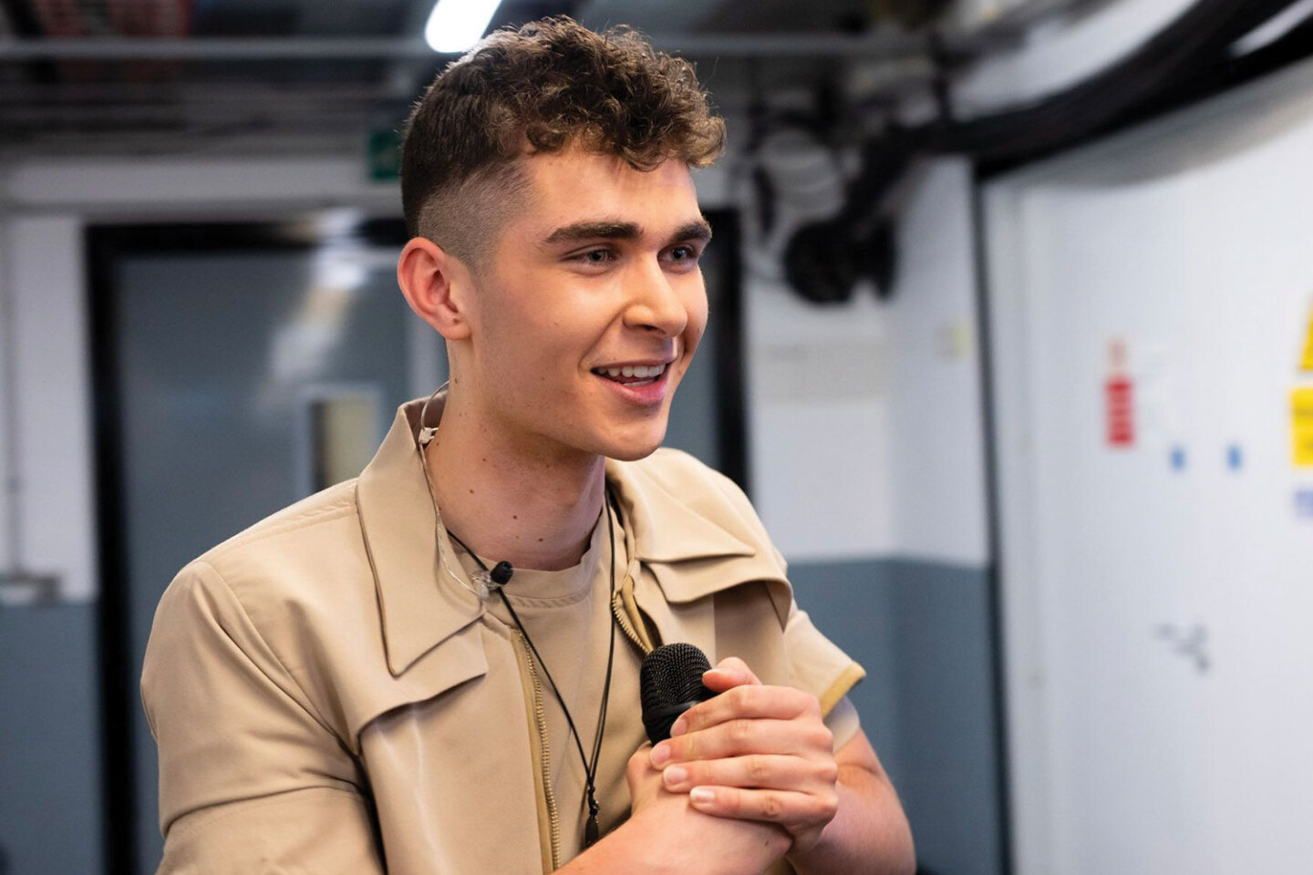 Eurovision 2023: Ο Κωνσταντίνος Ρήγος φωτογραφίζει backstage τον Βίκτωρα Βερνίκο