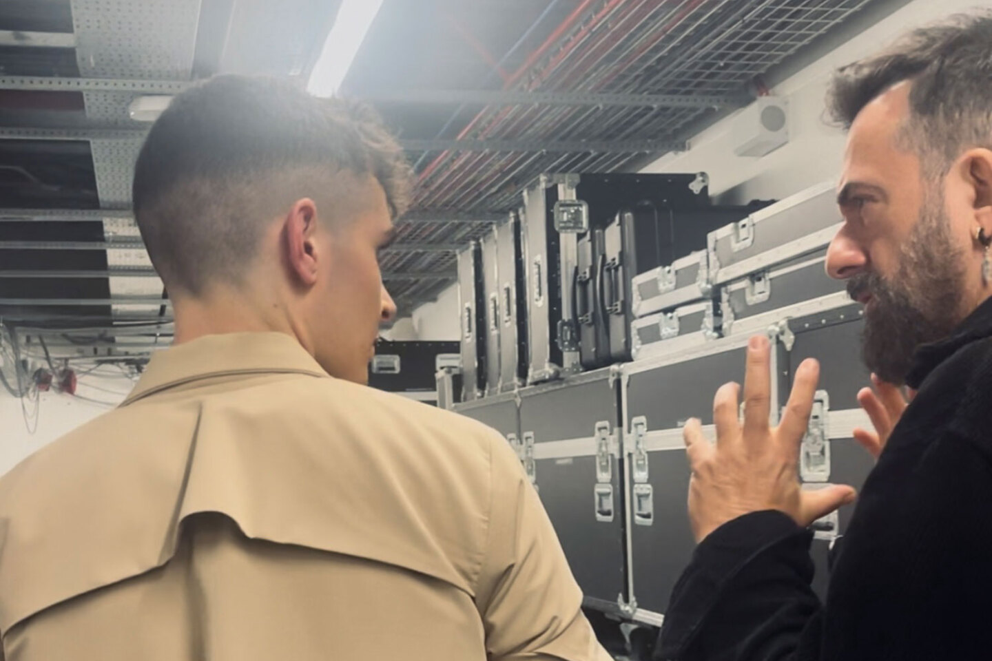 Eurovision 2023: Ο Κωνσταντίνος Ρήγος φωτογραφίζει backstage τον Βίκτωρα Βερνίκο