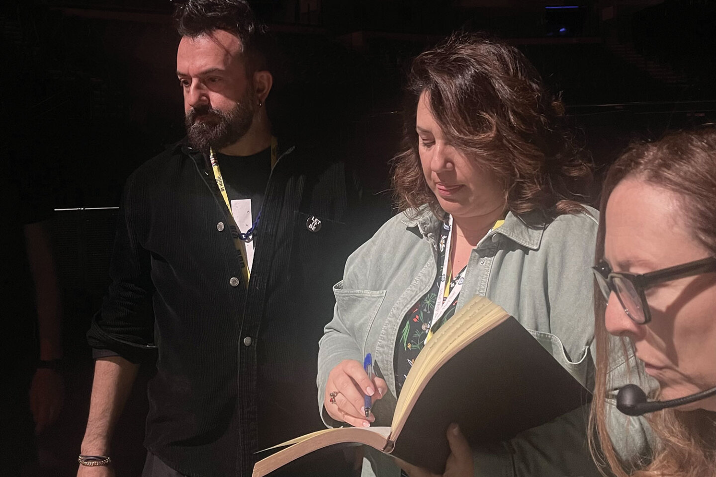 Eurovision 2023: Ο Κωνσταντίνος Ρήγος φωτογραφίζει backstage τον Βίκτωρα Βερνίκο