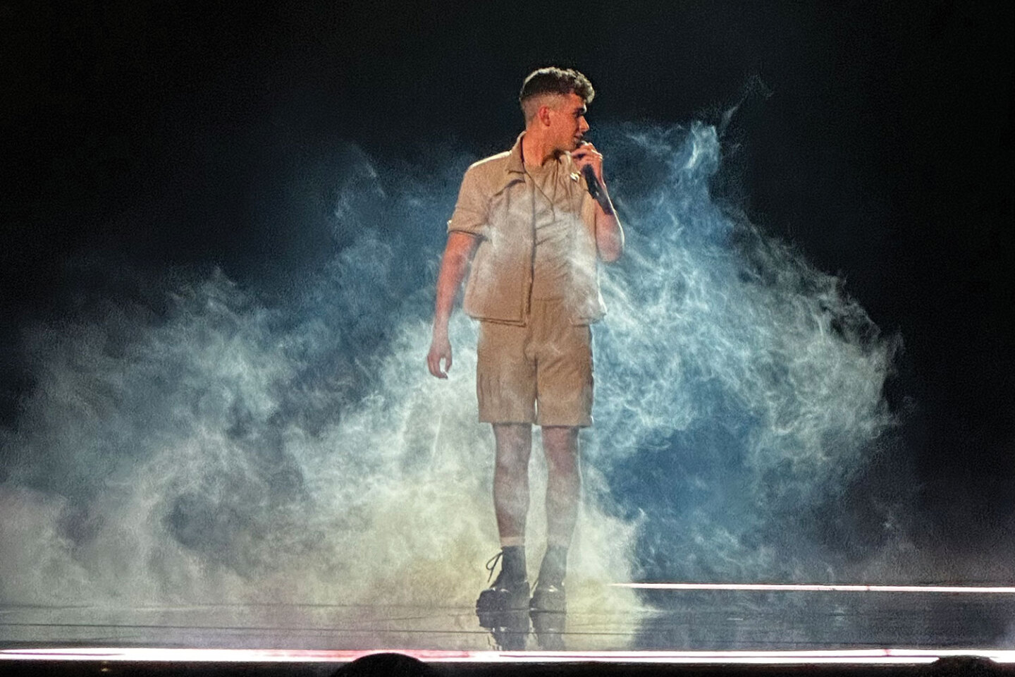 Eurovision 2023: Ο Κωνσταντίνος Ρήγος φωτογραφίζει backstage τον Βίκτωρα Βερνίκο