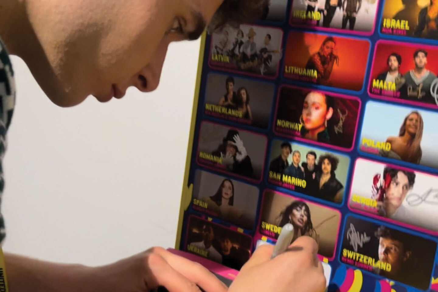 Eurovision 2023: Ο Κωνσταντίνος Ρήγος φωτογραφίζει backstage τον Βίκτωρα Βερνίκο