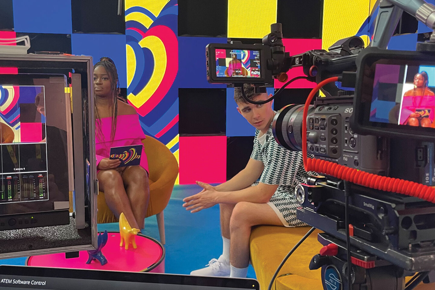 Eurovision 2023: Ο Κωνσταντίνος Ρήγος φωτογραφίζει backstage τον Βίκτωρα Βερνίκο