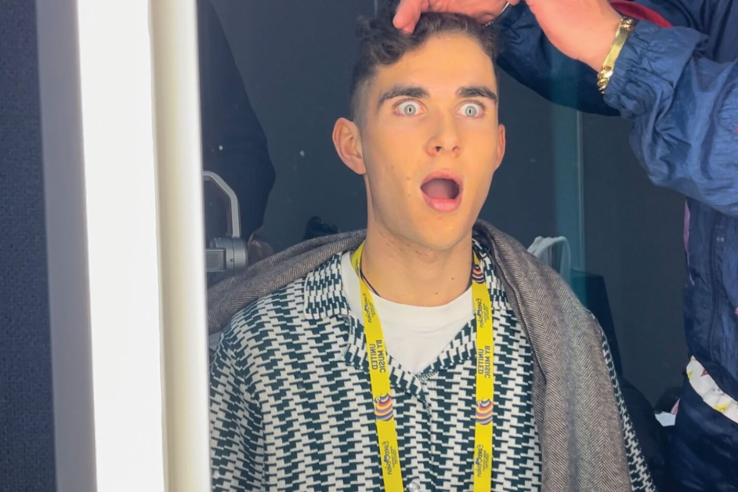 Eurovision 2023: Ο Κωνσταντίνος Ρήγος φωτογραφίζει backstage τον Βίκτωρα Βερνίκο