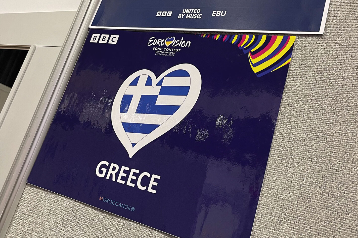 Eurovision 2023: Ο Κωνσταντίνος Ρήγος φωτογραφίζει backstage τον Βίκτωρα Βερνίκο