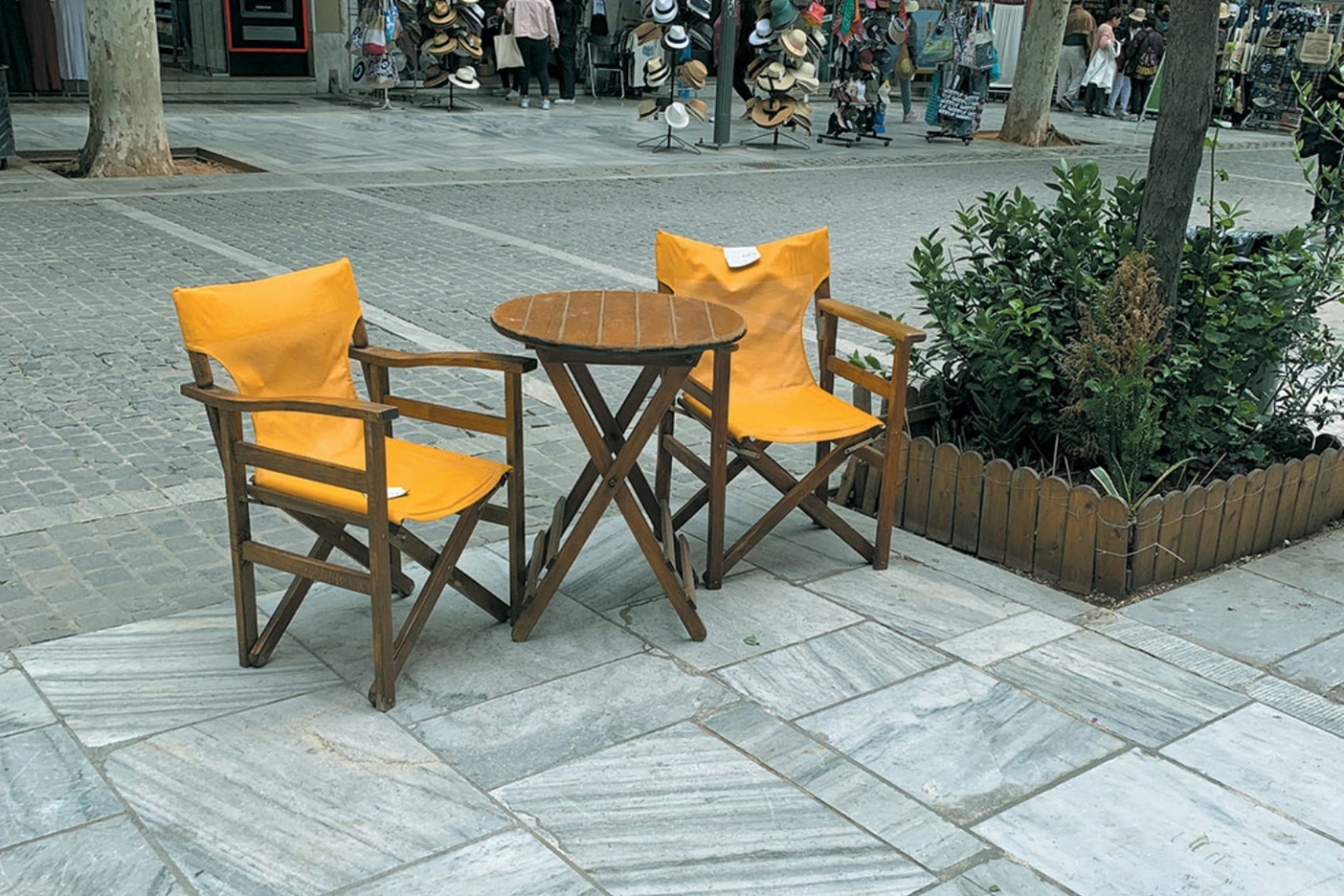 Τραπεζάκια σε ασυνήθιστες θέσεις σε δημόσιους χώρους 