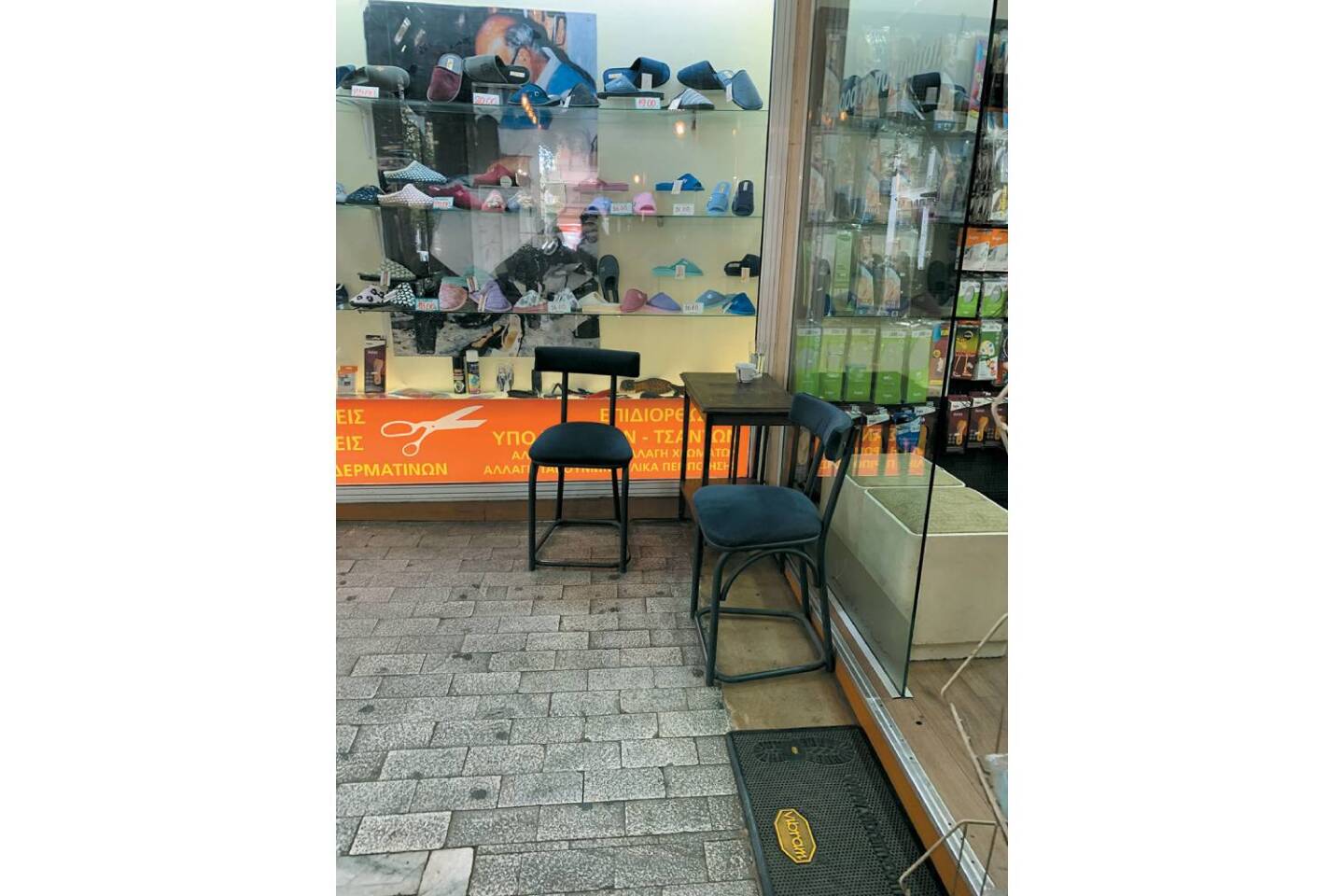 Τραπεζάκια σε ασυνήθιστες θέσεις σε δημόσιους χώρους 