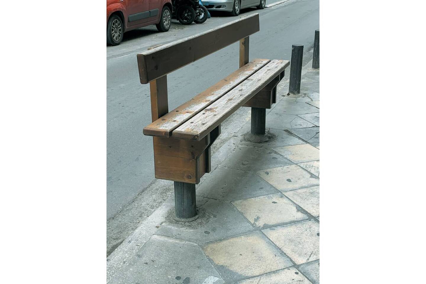 Τραπεζάκια σε ασυνήθιστες θέσεις σε δημόσιους χώρους 