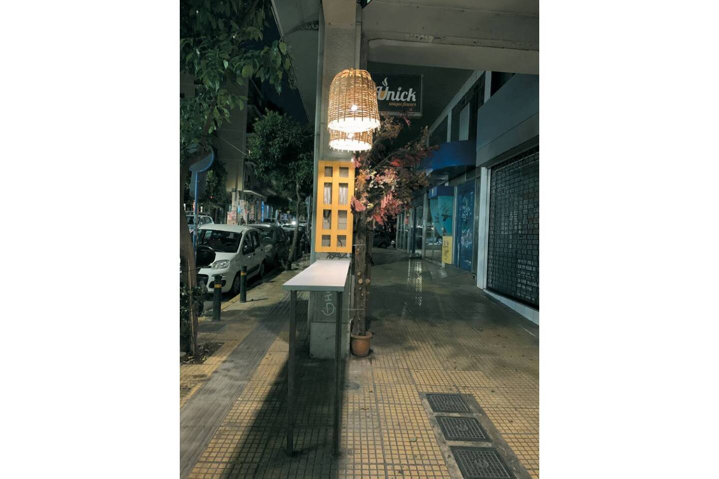 Τραπεζάκια σε ασυνήθιστες θέσεις σε δημόσιους χώρους 