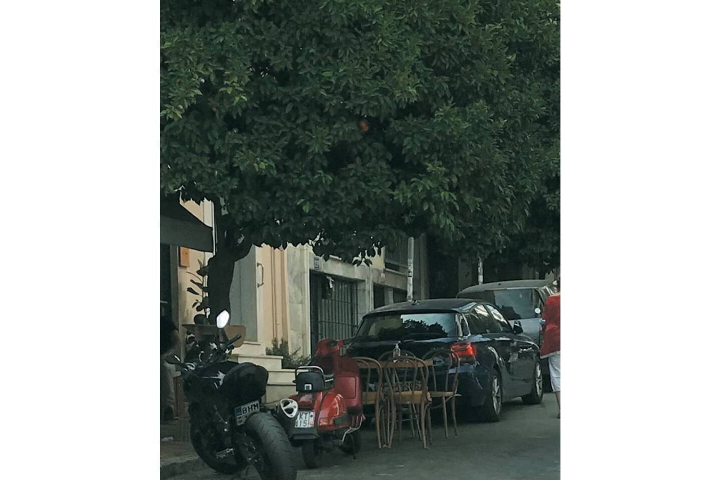 Τραπεζάκια σε ασυνήθιστες θέσεις σε δημόσιους χώρους 