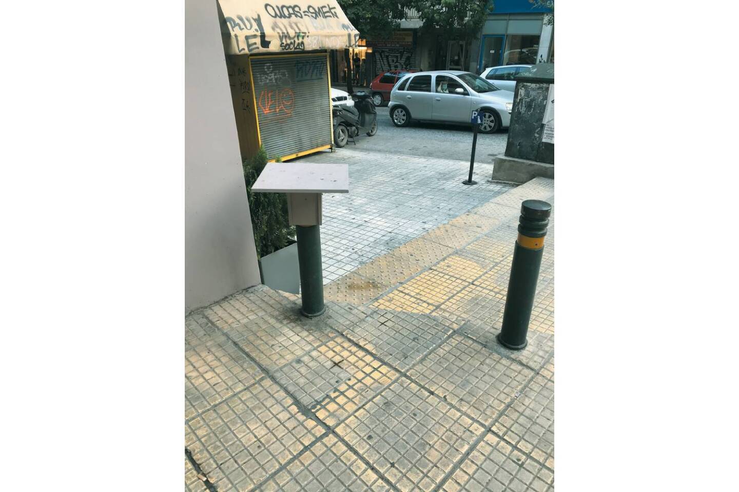 Τραπεζάκια σε ασυνήθιστες θέσεις σε δημόσιους χώρους 