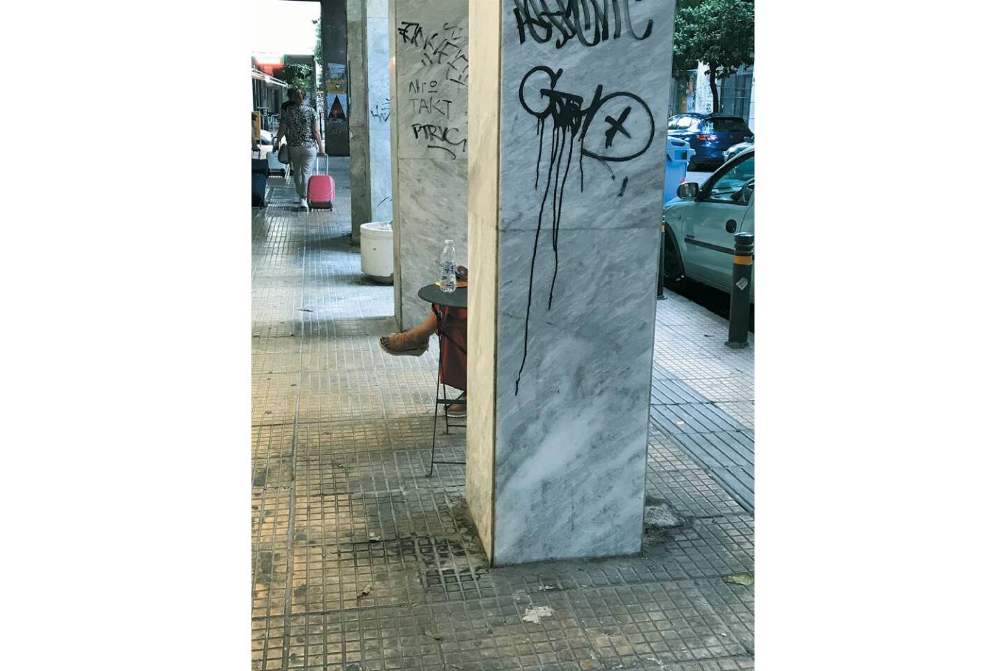 Τραπεζάκια σε ασυνήθιστες θέσεις σε δημόσιους χώρους 