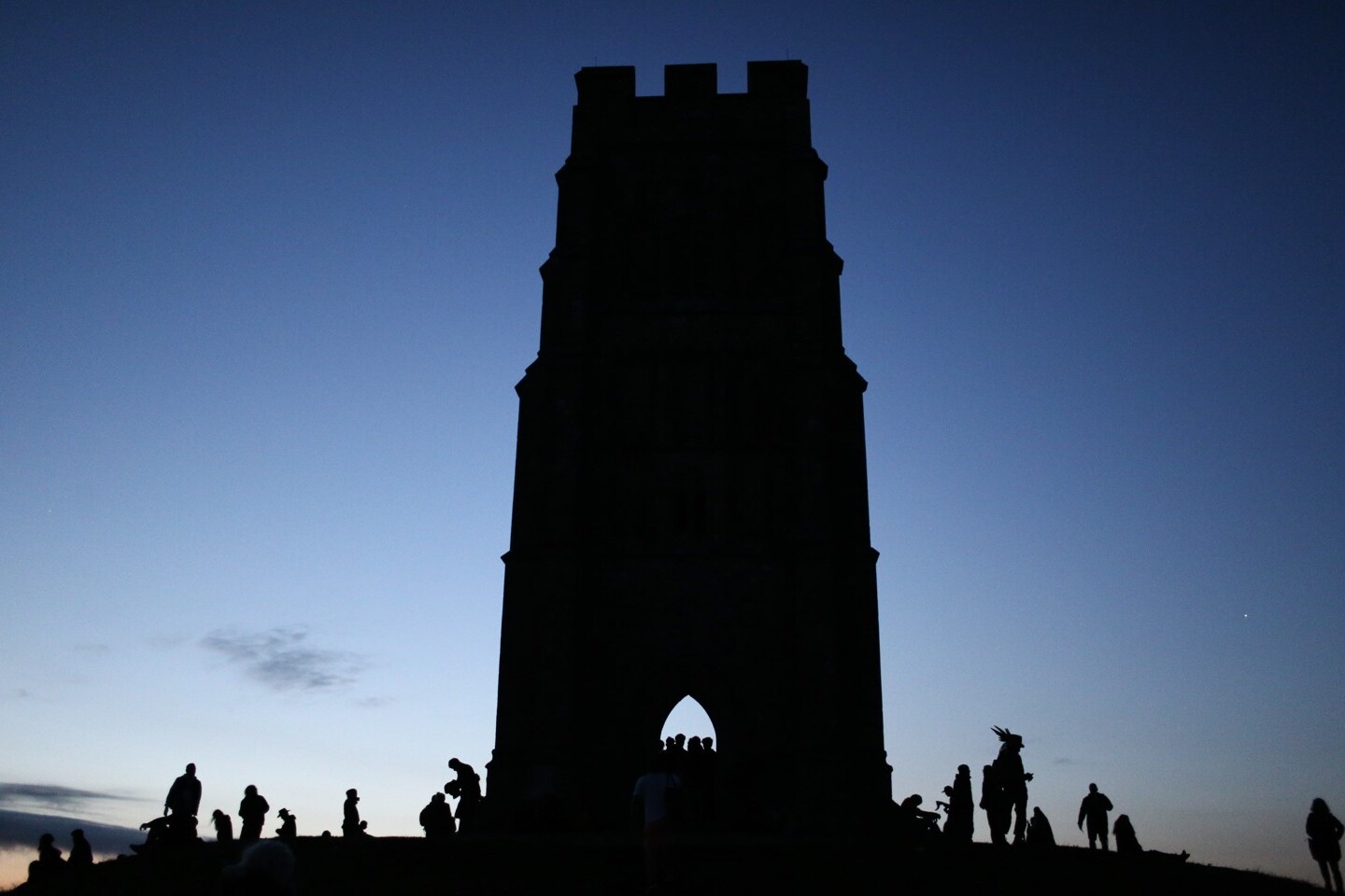 Η αυγή της μεγαλύτερης ημέρας του χρόνου στον Πύργο του Γκλάστονμπερι @ADAM VAUGHAN/ EPA