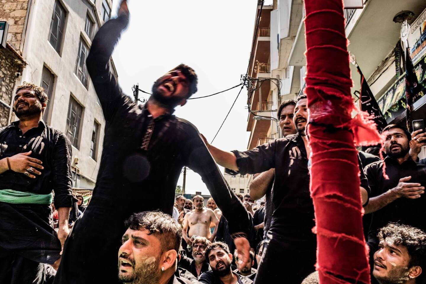 Ασούρα: To αυτομαστίγωμα των Σιιτών Μουσουλμάνων στον Πειραιά μέσα από τον φακό του Τάσου Βρεττού