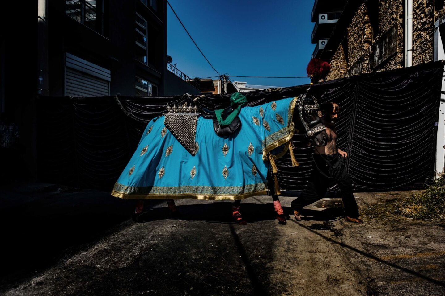 Ασούρα: To αυτομαστίγωμα των Σιιτών Μουσουλμάνων στον Πειραιά μέσα από τον φακό του Τάσου Βρεττού