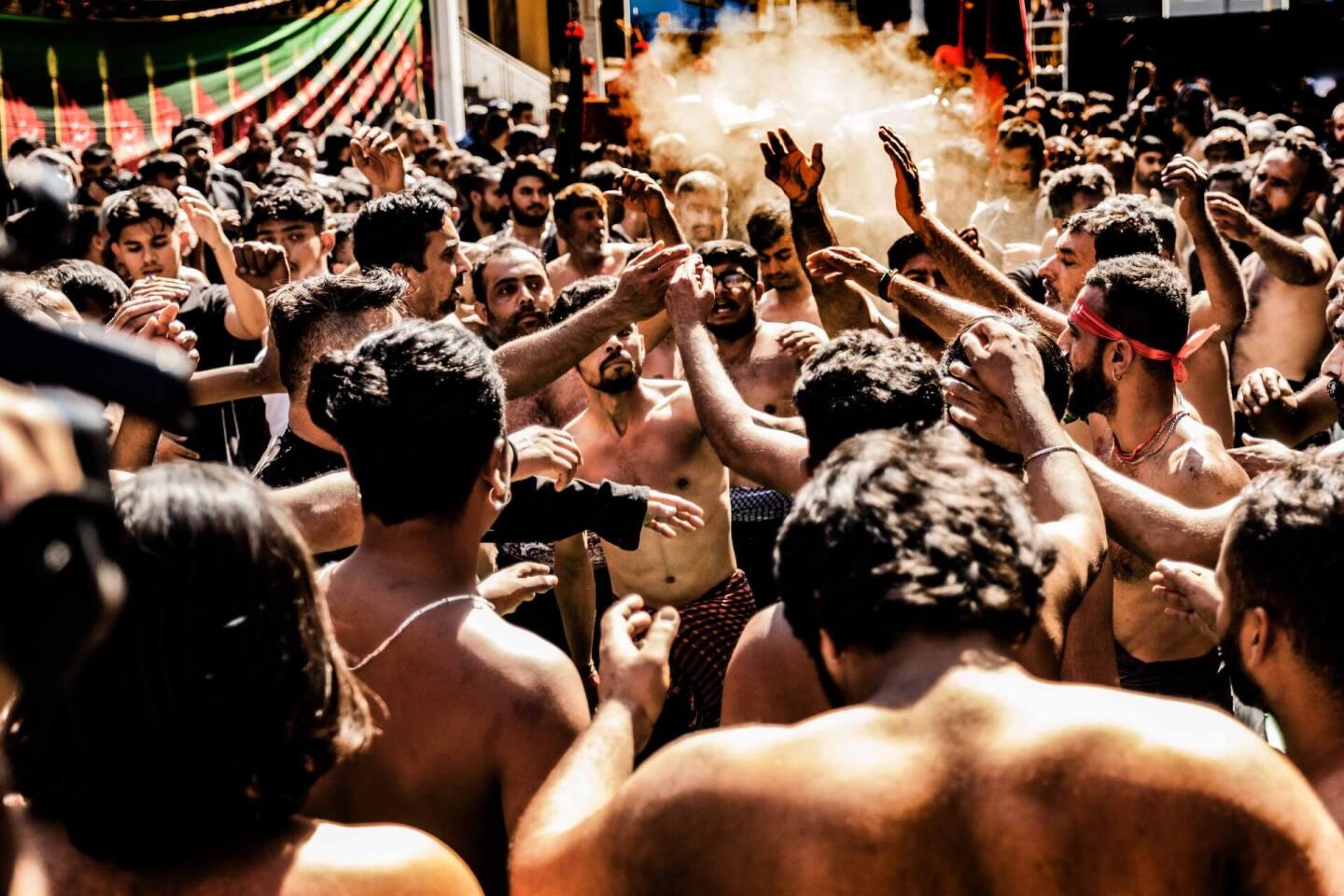 Ασούρα: To αυτομαστίγωμα των Σιιτών Μουσουλμάνων στον Πειραιά μέσα από τον φακό του Τάσου Βρεττού