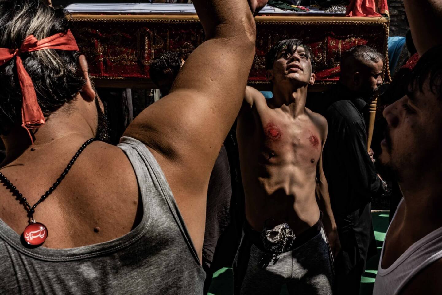 Ασούρα: To αυτομαστίγωμα των Σιιτών Μουσουλμάνων στον Πειραιά μέσα από τον φακό του Τάσου Βρεττού