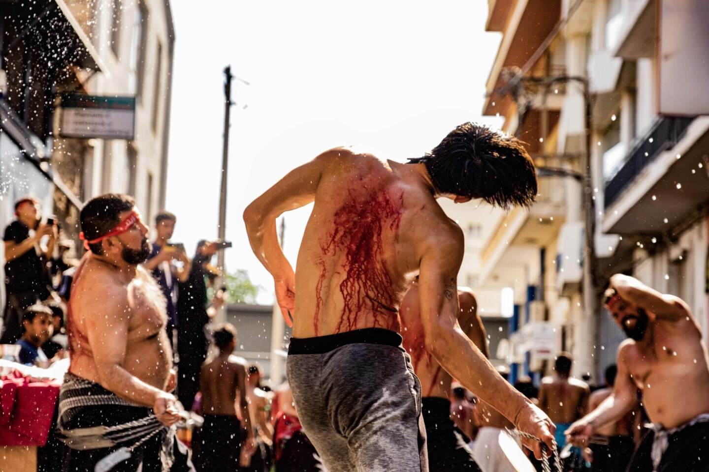 Ασούρα: To αυτομαστίγωμα των Σιιτών Μουσουλμάνων στον Πειραιά μέσα από τον φακό του Τάσου Βρεττού