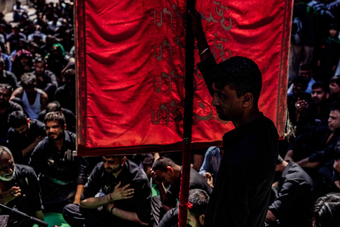 Ασούρα: To αυτομαστίγωμα των Σιιτών Μουσουλμάνων στον Πειραιά μέσα από τον φακό του Τάσου Βρεττού