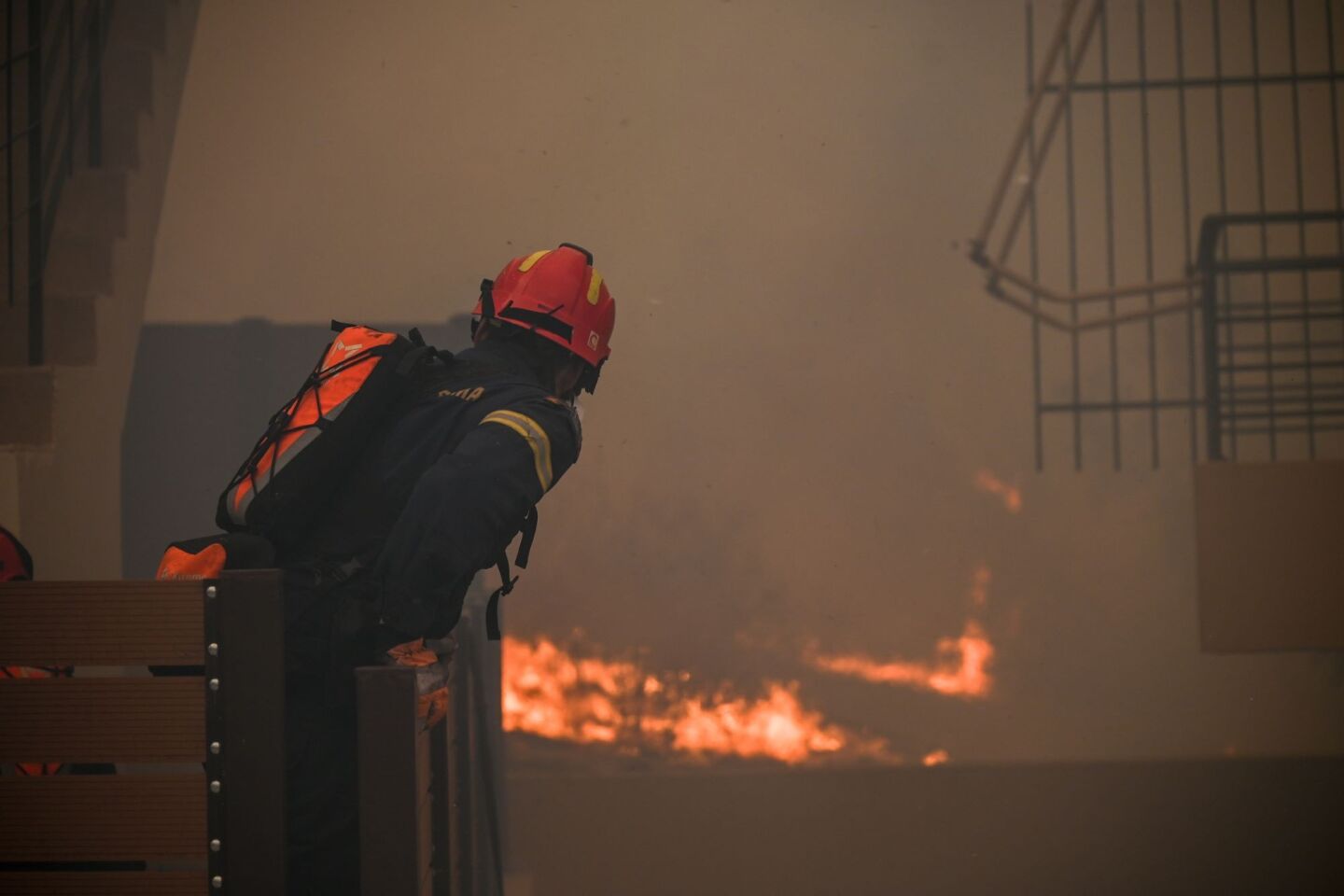 Αγώνας για την κατάσβεση της φωτιάς στη Φυλή ©Nephele Nomikou/ SOOC