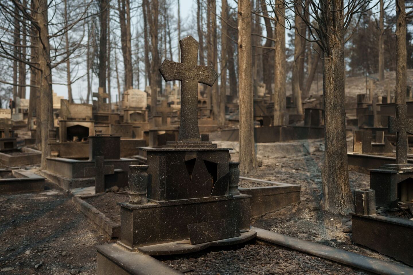 Οι φλόγες πέρασαν μέσα από το νεκροταφείο ©Konstantinos Tsakalidis / SOOC