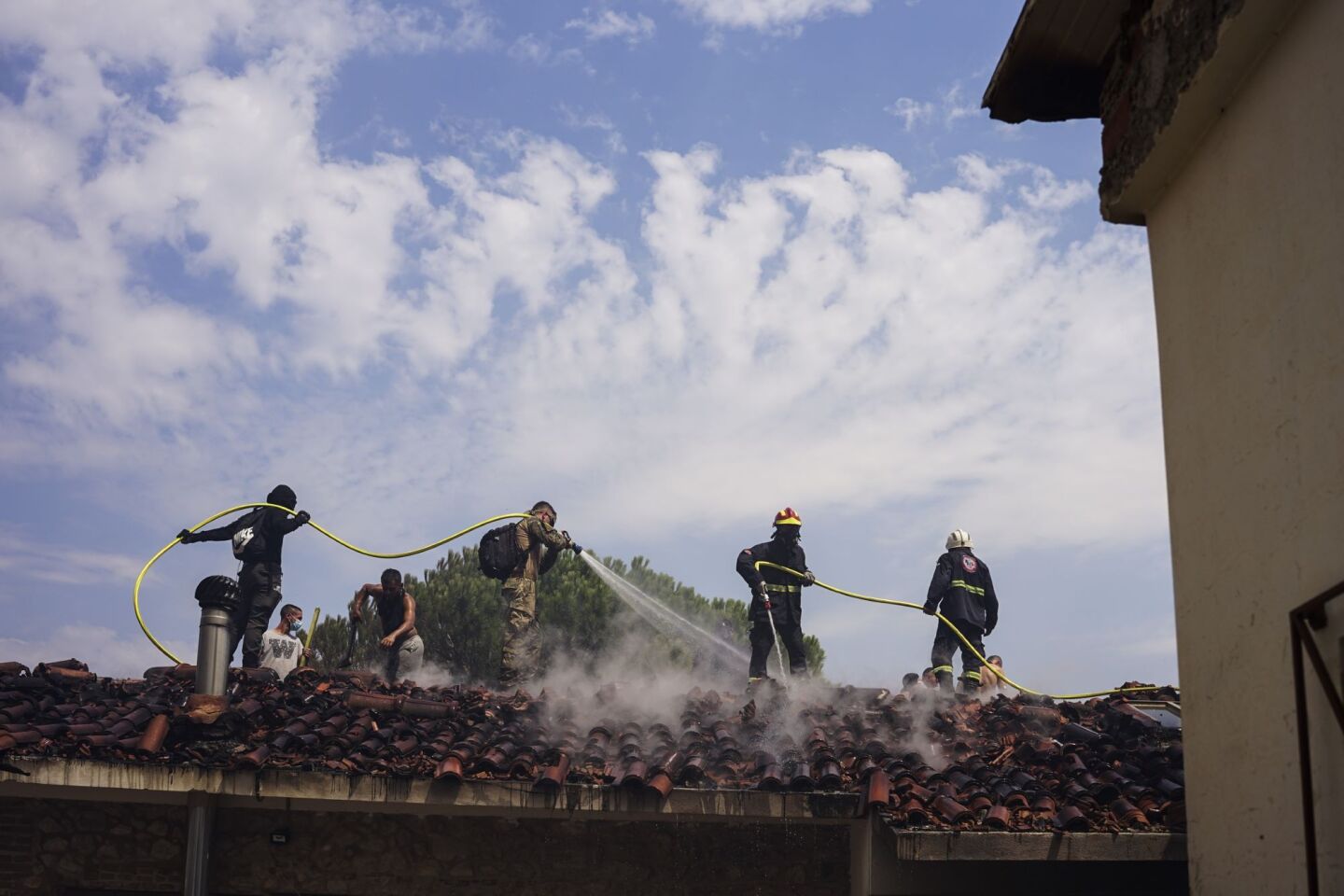 Μάχη με τις φλόγες στο Μενίδι ©Giannis Boziaris / SOOC