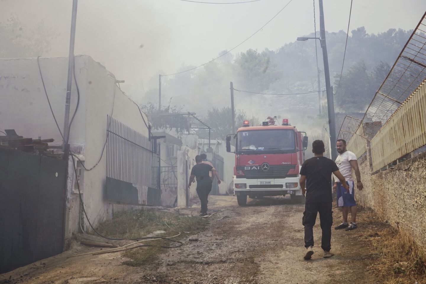 Αγώνας για την κατάσβεση της πυρκαγιάς στο Μενίδι ©Giannis Boziaris / SOOC