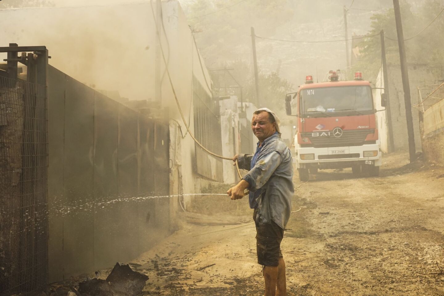 Αγώνας για την κατάσβεση της πυρκαγιάς στο Μενίδι ©Giannis Boziaris / SOOC