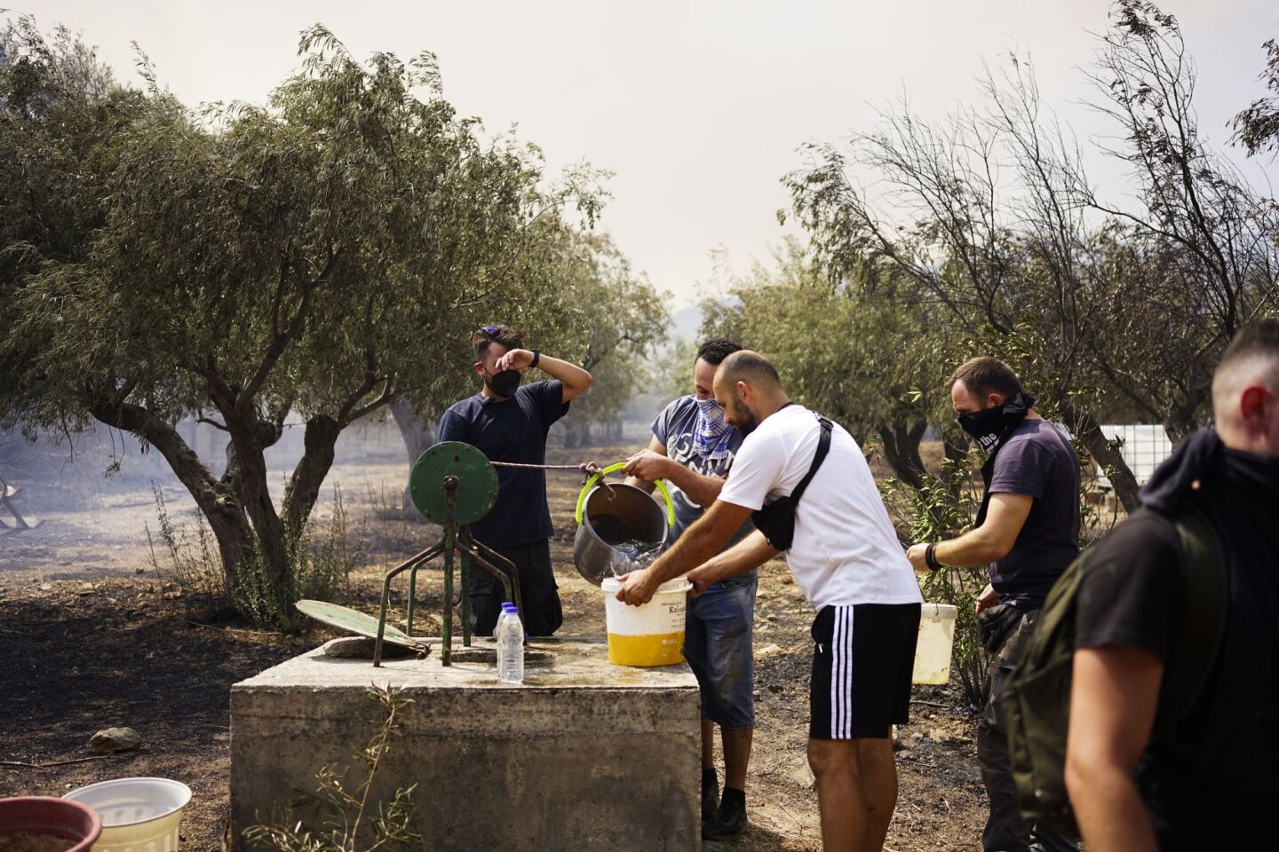 Αγωνιώδεις προσπάθειες για τη διάσωση σπιτιών στο Μενίδι ©Giannis Boziaris / SOOC