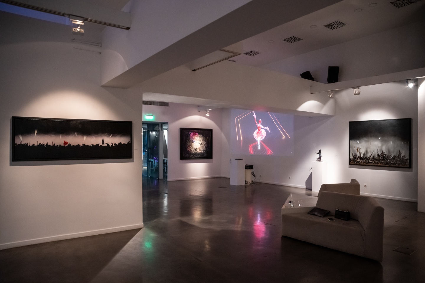 Infinite Drama Athens: Φωτορεπορτάζ από τα εγκαίνια της έκθεσης του Maxim στην Ελλάδα που παρουσιάζουν Τhe Blender Gallery και Varvara Roza Galleries.