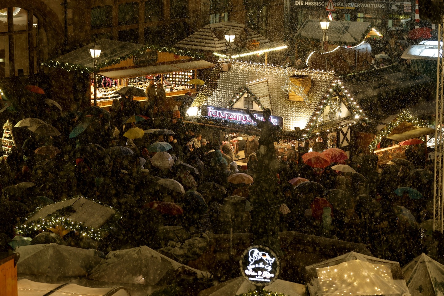 Η χριστουγεννιάτικη αγορά στη χιονισμένη Φρανκφούρτη 