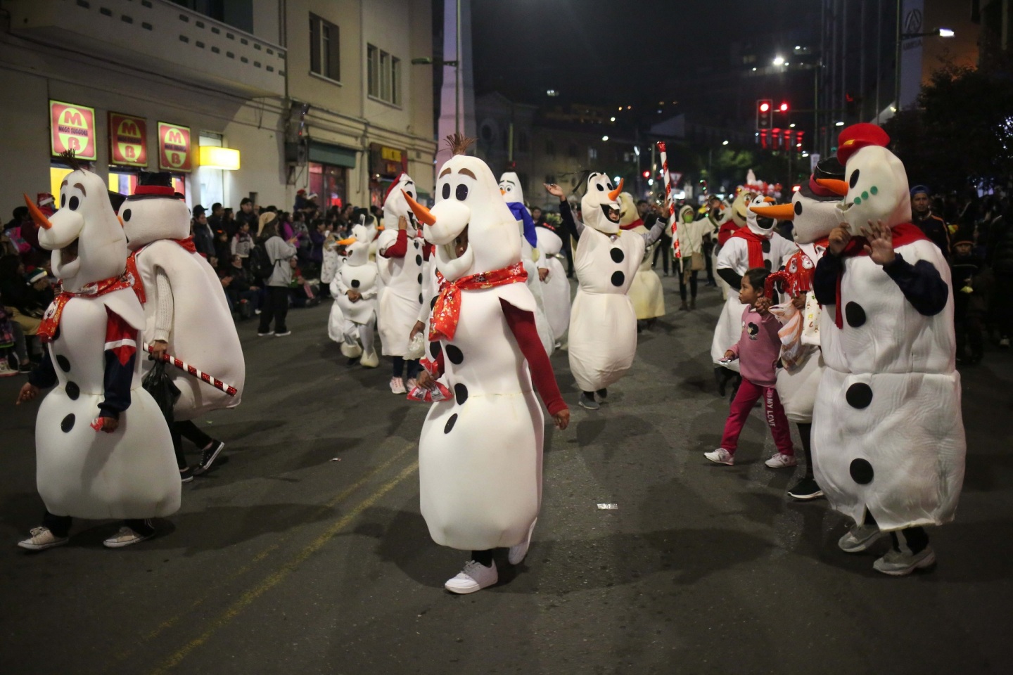 Παρέλαση με χριστουγεννιάτικες στολές στην πρωτεύουσα Λα Παζ της Βολιβίας