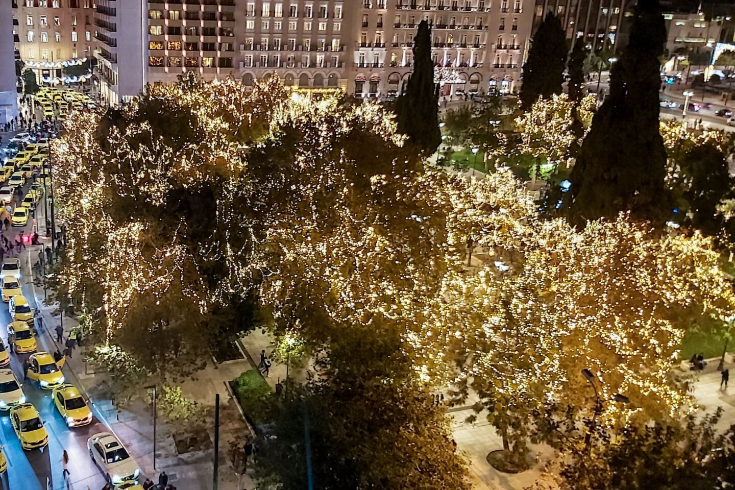 Η στολισμένη για τα Χριστούγεννα Αθήνα από ψηλά